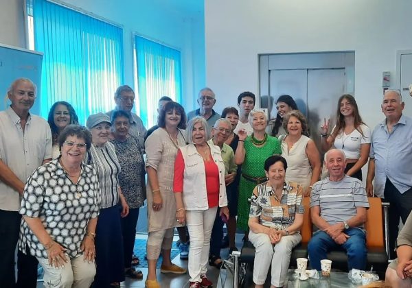 תלמידים מכיתות י’-יא’  עם למועדון גימלאים במתנ”ס אוסישקין