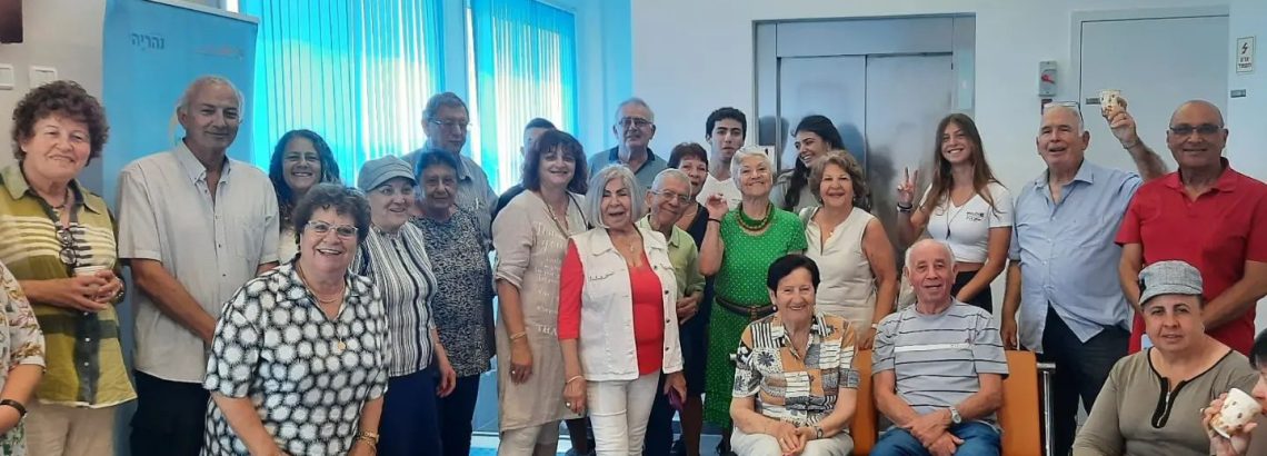 תלמידים מכיתות י’-יא’  עם למועדון גימלאים במתנ”ס אוסישקין